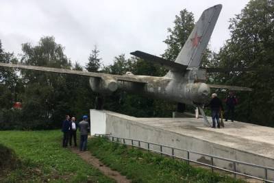 В Кречевицах отреставрируют памятник самолету Ил-28 - mk.ru - Великий Новгород