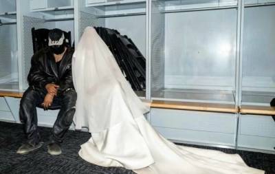 Ким Кардашьян - Канье Уэст - Демна Гвасалия - Ким Кардашьян в свадебном платье посетила презентацию альбома Канье Уэста (ФОТО) - skuke.net