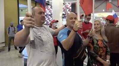 Болельщики песней встретили российских паралимпийцев в аэропорту - iz.ru - Москва - Россия - Токио - Израиль - Япония