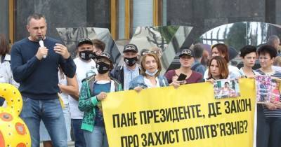 Перед поездкой Зеленского к Байдену активисты провели акцию под ОПУ (ФОТО) - dsnews.ua - Россия - Украина - Крым - ДНР - ЛНР