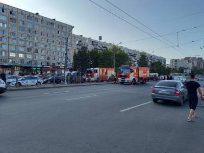 На Дыбенко легковой автомобиль столкнулся с грузовиком - neva.today - Санкт-Петербург - р-н Невский