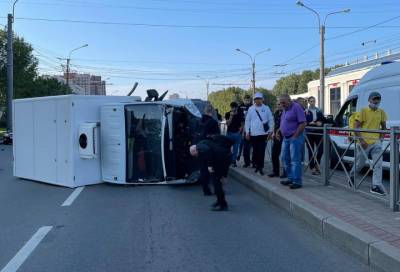 Питер Онлайн - В Петербурге в ДТП на проспекте Большевиков перевернулся рефрижератор - online47.ru - Санкт-Петербург
