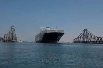 Усама Рабиа - Крупнейший в мире контейнеровоз впервые прошел через Суэцкий канал - aif.ru - Китай - Голландия - Панама - Reuters