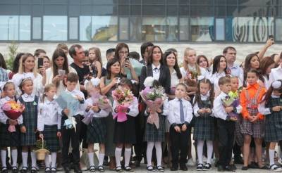 Ринат Назметдинов - Исследование: праздничные линейки в школах 1 сентября планируют посетить менее 50% работающих родителей - realnoevremya.ru - Россия