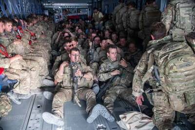 Последний самолет с британскими военными покинул Афганистан - lenta.ru - Англия - Афганистан - Кабул