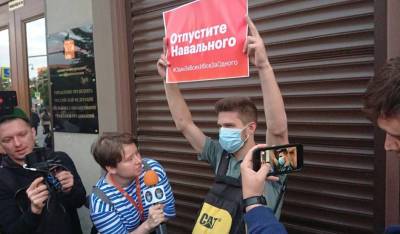 Алексей Навальный - Сторонники Навального из регионов сообщили о визитах к ним сотрудников полиции - og.ru - Москва - Санкт-Петербург - Тула - Саратовская обл. - Самара - Владивосток - Ярославль - Саранск