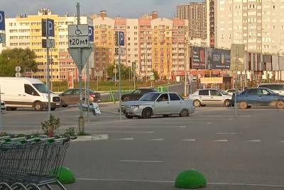 Легковушка снесла знак на парковке «Леруа Мерлен» в Рязани - 7info.ru - Рязань