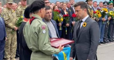 Владимир Зеленский - Герой Украины - Зеленский присвоил Героя Украины посмертно двум бойцам: орден вручили родителям - dsnews.ua - Украина - Тернополь