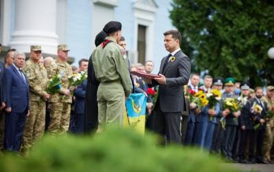 Владимир Зеленский - Герой Украины - Зеленский вручил Звезды Героя семьям погибших - korrespondent.net - Украина