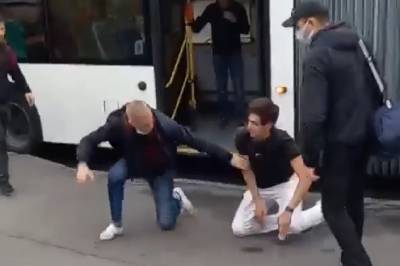 Конфликт с кондуктором автобуса закончился стрельбой и массовой дракой в Петербурге – видео - ivbg.ru - Украина - Санкт-Петербург
