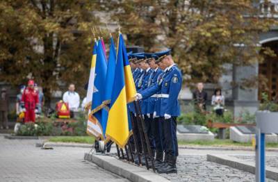Владимир Зеленский - Руководство Украины и МВД почтило память военных и правоохранителей, которые погибли на Донбассе - lenta.ua - Украина - Киев