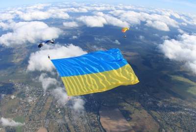 Парашютист из Одессы развернул в небе самый большой флаг Украины - kp.ua - Украина - Киев - Одесса