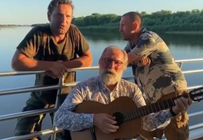Федор Добронравов - Иван Будько - "Замечательное трио": звезда "Сватов" Федор Добронравов восхитил фанатов снимком с красавцами-сыновьями - ukrainianwall.com - Украина