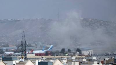 Забиулла Муджахид - Джо Байден - В районе аэропорта Кабула произошел новый взрыв - golos-ameriki.ru - США - Кабул