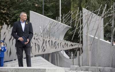 Виталий Кличко - Кличко открыл в Киеве мемориал памяти погибшим на Донбассе военным - korrespondent.net - Украина - Киев
