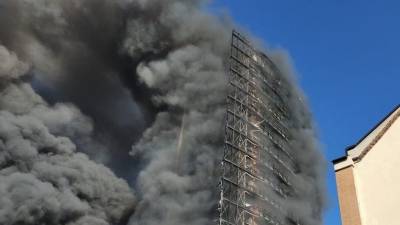 Полыхающая в Милане высотка начала разваливаться по кускам. ЧП попало на видео - 5-tv.ru - Италия