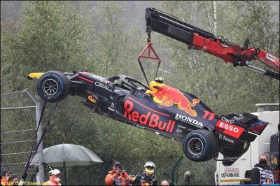 Максим Ферстаппен - Перес: Я заехал на поребрик и потерял машину - f1news.ru