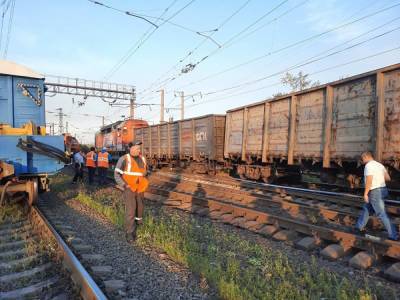 В Челябинской области с рельсов сошел электровоз и вагон с щебнем - znak.com - Челябинская обл.