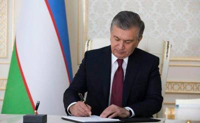 Шавкат Мирзиеев - Мирзиёев подписал закон, позволяющий отстранять от работы сотрудников, которые не прошли вакцинацию - podrobno.uz - Узбекистан - Ташкент