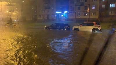 В Петербурге из-за ливней дороги вместе с машинами и автобусами ушли под воду - znak.com - Россия - Санкт-Петербург