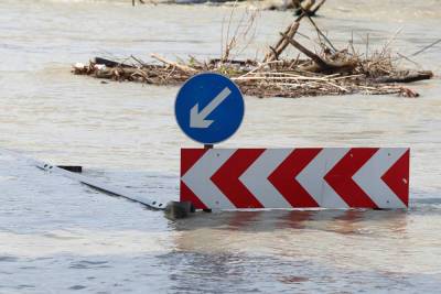 «Готовьте лодки»: новгородцы делятся кадрами затопленных улиц и подъездов - mk.ru - Новгородская обл. - Великий Новгород