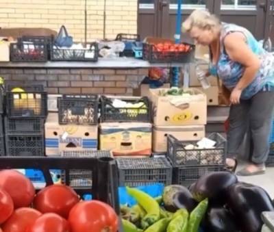 Продавец плевала на овощи на рынке Запорожья, кадры: "Зато свежак!" - politeka.net - Украина - Запорожье
