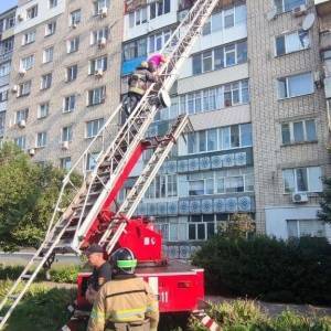В Бердянске женщина выпала с девятого этажа и застряла на подоконнике: ее передали медикам. Фото - reporter-ua.com - Запорожская обл. - Запорожье - Бердянск