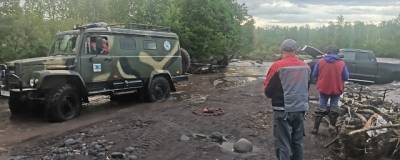 На Камчатке спасли туристов из заглохшего несколько дней назад в реке автомобиля - runews24.ru