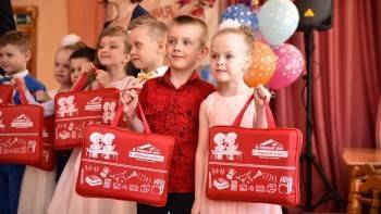 Вологодским первоклассникам уже вручили более 15 тысяч подарочных наборов к школе - vologda-poisk.ru - Россия