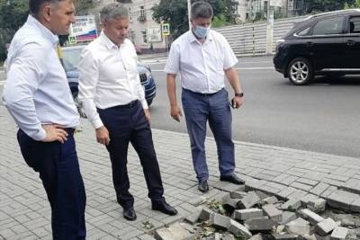Виктор Карамышев - В Курске сильный ливень смыл тротуарную плитку на улице Дзержинского - chr.mk.ru - Курская обл. - Курск