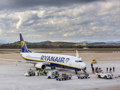 В Польше самолет Ryanair оставил пассажиров в аэропорту. Очевидцы рассказали, что пилот махал людям средним пальцем - gordonua.com - Украина - Польша - Болгария - Бургас
