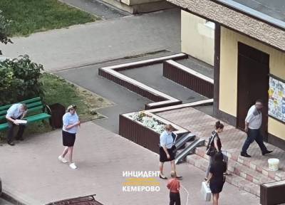 Кемеровчане сообщили о кровавом происшествии с девушками в подъезде многоэтажки - news.vse42.ru - Кемерово