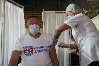 Олег Кувшинников - Губернатор Олег Кувшинников ревакцинировался вакциной "Спутник Лайт" - vologda-poisk.ru - Вологодская обл.
