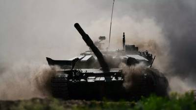 Экипажи танков Т-72Б3 провели дуэльные бои на полигоне под Петербургом - russian.rt.com - Санкт-Петербург