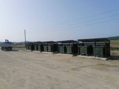 Дополнительные контейнеры для мусора установили в Охотском - sakhalin.info - Охотск