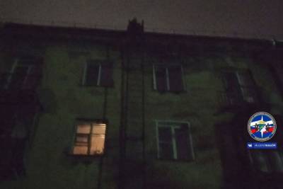 Неадекватного мужчину сняли с крыши дома спасатели ночью в Новосибирске - novos.mk.ru - Новосибирск - район Калининский, Новосибирск