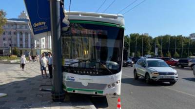У главной площади Воронежа автобус №5А врезался в столб: пострадала женщина - vestivrn.ru - Воронеж