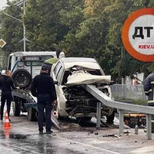 На Житомирщине в результате ДТП отбойник проткнул автомобиль: есть жертвы. Фото - reporter-ua.com - Украина - Киев - Житомирская обл.
