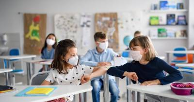 Учебный год начнется по плану: полностью вакцинированы уже 29% работников школ - focus.ua - Украина
