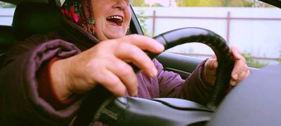 Автоинспекторы в Карелии вытащили из-за руля пьяную 72-летнюю водительницу - stolicaonego.ru - республика Карелия