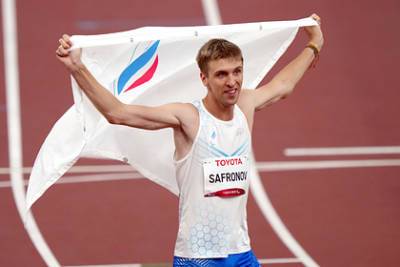 Дмитрий Сафронов - Игорь Цветов - Артем Калашян - Российский бегун выиграл Паралимпиаду с мировым рекордом - lenta.ru - Россия - Токио
