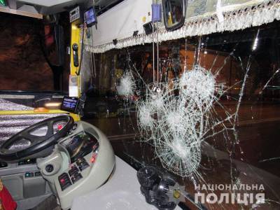 Пьяные парни разнесли троллейбус и избили прохожих: кадры с места ЧП в Киеве - politeka.net - Украина - Киев - Печерск
