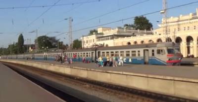 "Укрзализныця" посадила пассажиров в вагон с тараканами: видео из поезда Одесса-Харьков - politeka.net - Украина - Одесса - Харьков