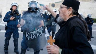 Полиция слезоточивым газом разогнала участников антипрививочной акции в Афинах - 5-tv.ru - Германия - Франция - Афины - Греция
