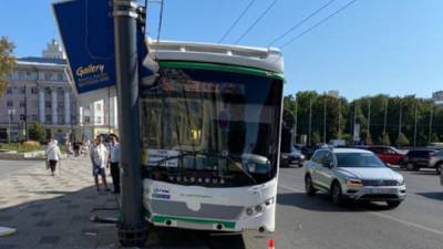 В Воронеже две пенсионерки пострадали при столкновении автобуса со столбом - newdaynews.ru - Воронеж - Воронежская обл.