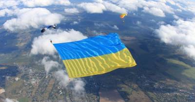 Лана Ветрова - Более 530 кв м: в небе над Киевом развернули рекордно большой флаг (фото) - focus.ua - Украина - Киев