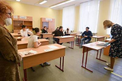 Александр Беглов - Педагогам Петербурга выплатят по десять тысяч рублей - lenta.ru - Санкт-Петербург