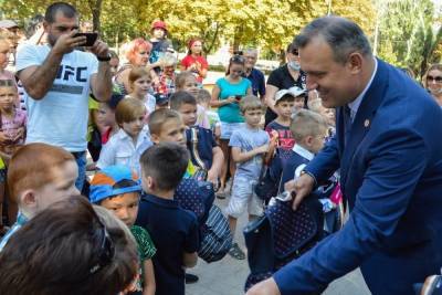 Алексей Кулемзин - Первоклассники из многодетных семей Донецка получили подарки - mk.ru - ДНР - Донецк - район Киевский, Донецк