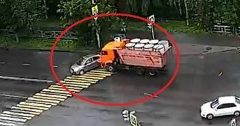 Момент ДТП на улице Мира в Вологде попал на видео и вызвал много споров в сети - vologda-poisk.ru - Вологда - Камаз