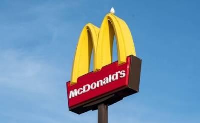 Сеть McDonald's решила зарегистрировать на себя в России неофициальное обозначение своих ресторанов — «Макдак» - echo.msk.ru - Россия